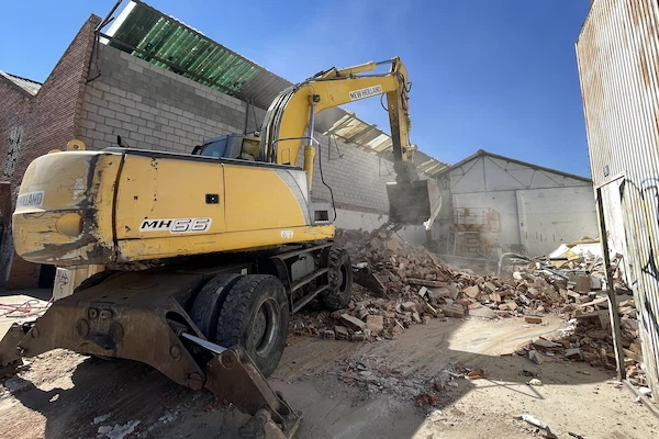 Imagen de proyectos de obras de demolición, excavación y retirada de amianto completados por Coty Demoliciones en Madrid.