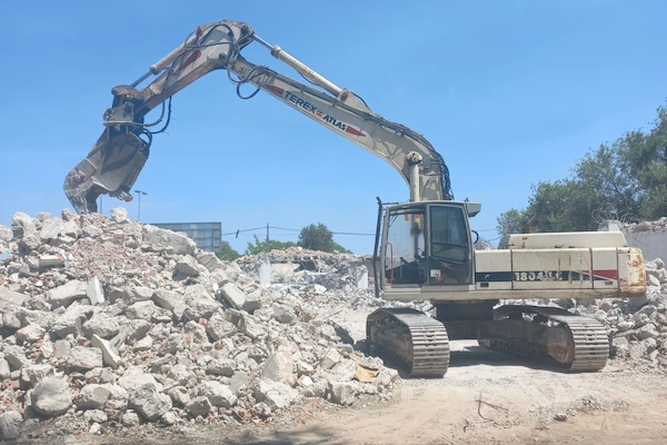 Imagen de proyectos de obras de demolición, excavación y retirada de amianto completados por Coty Demoliciones en Madrid.