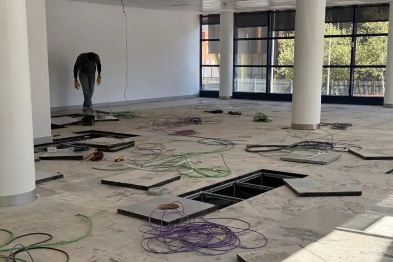 Técnicos de Coty Demoliciones realizando el desmantelamiento seguro de cuadros eléctricos y cableado en una reforma en Madrid