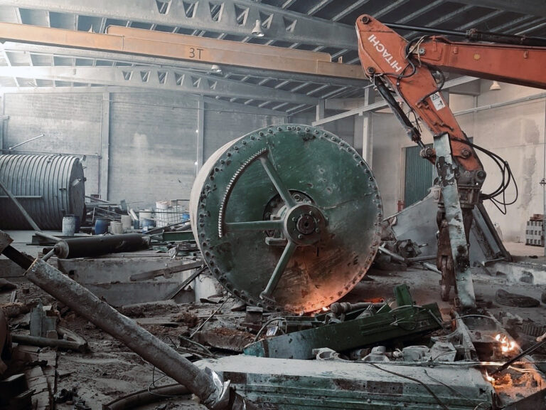 Equipo de Coty Demoliciones realizando el vaciado y desmantelamiento de una nave industrial con maquinaria de recuperación férrica.