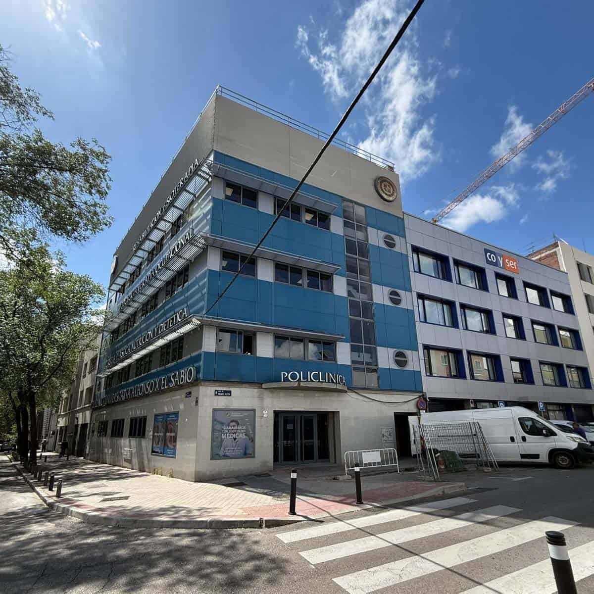 Foto real de la fachada de la Policlínica UAX en Calle Miguel Fleta 12, Madrid