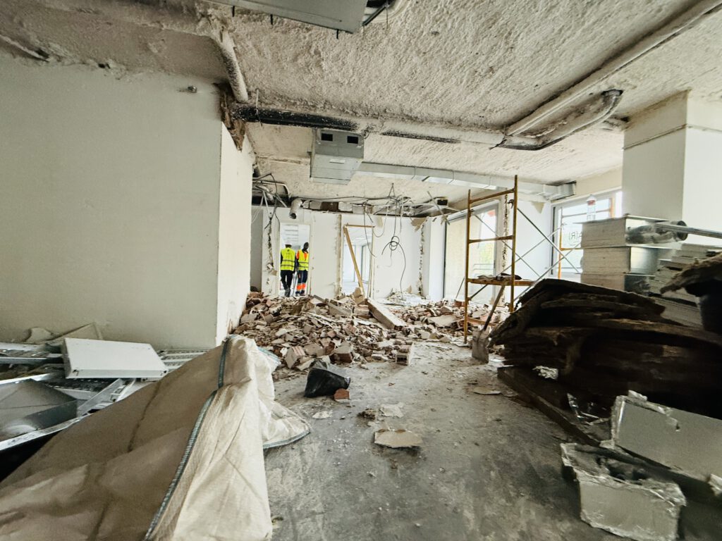 Demolición de Interiores en Madrid: Guía Técnica de Desmantelamiento de Oficinas y Locales 2026