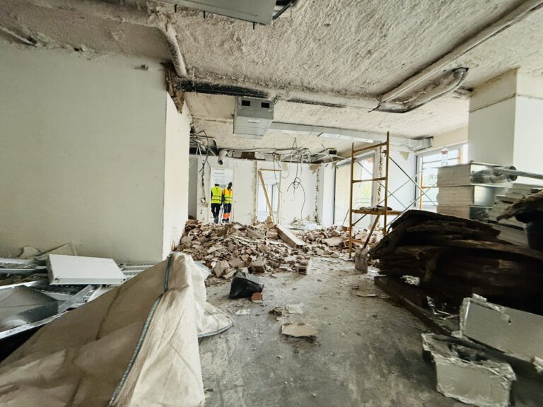 Personal de Coty Demoliciones realizando el vaciado y desmantelamiento de una oficina en el centro de Madrid