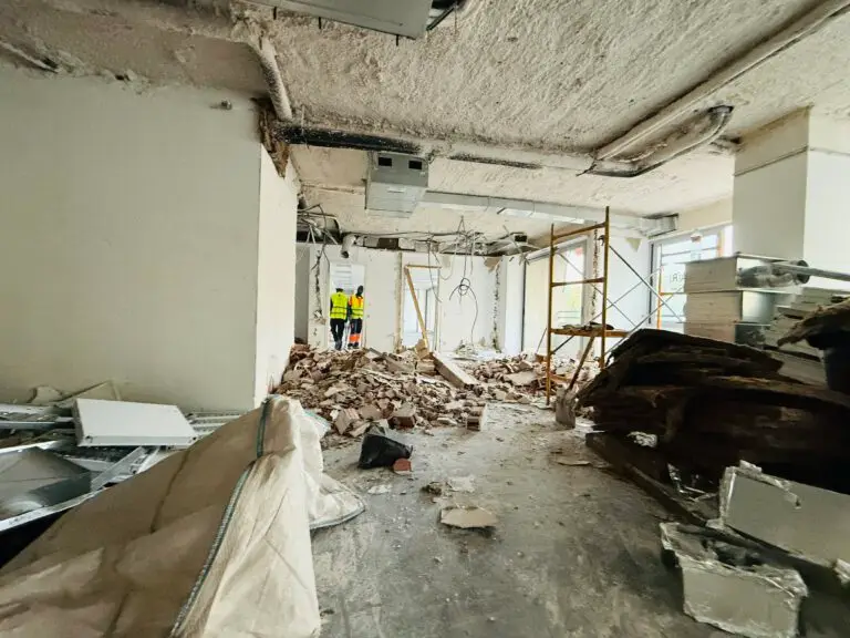 Personal de Coty Demoliciones realizando el vaciado y desmantelamiento de una oficina en el centro de Madrid